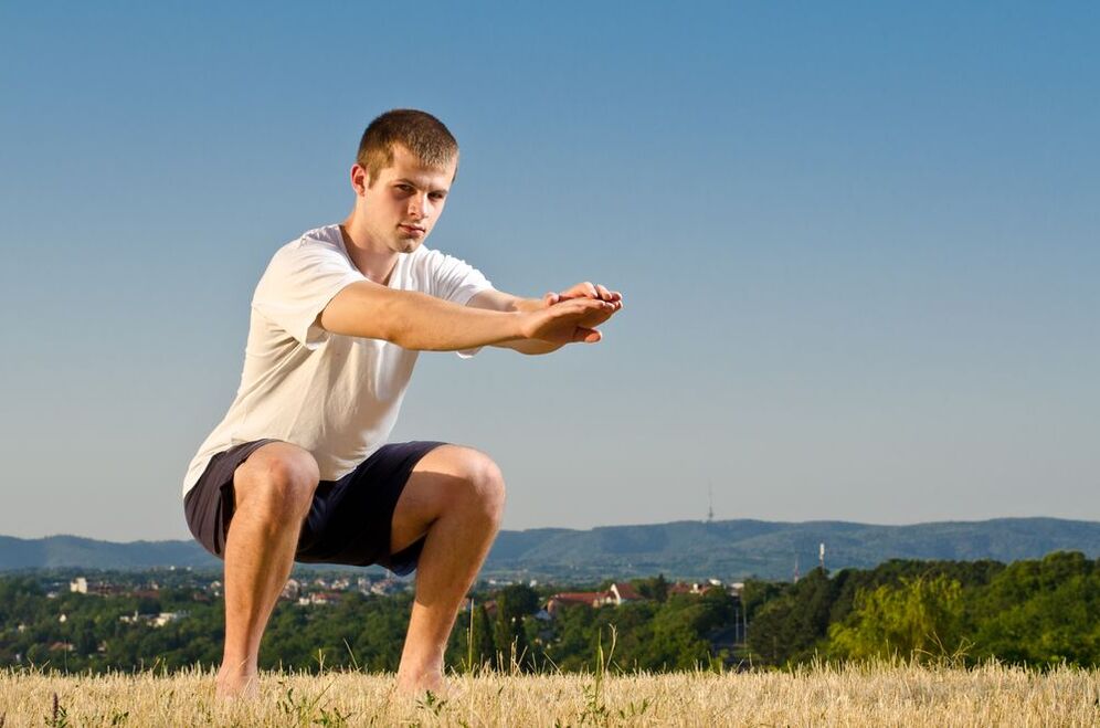 Menguatkan kekuatan lelaki difasilitasi oleh latihan fizikal khas, seperti squats. 