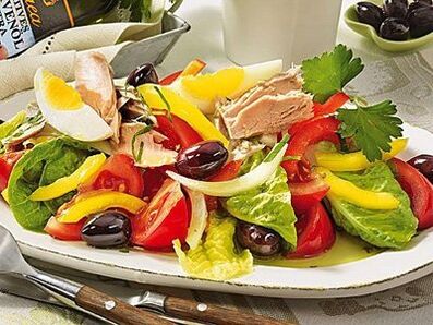 Salad seimbang dalam diet lelaki yang sihat